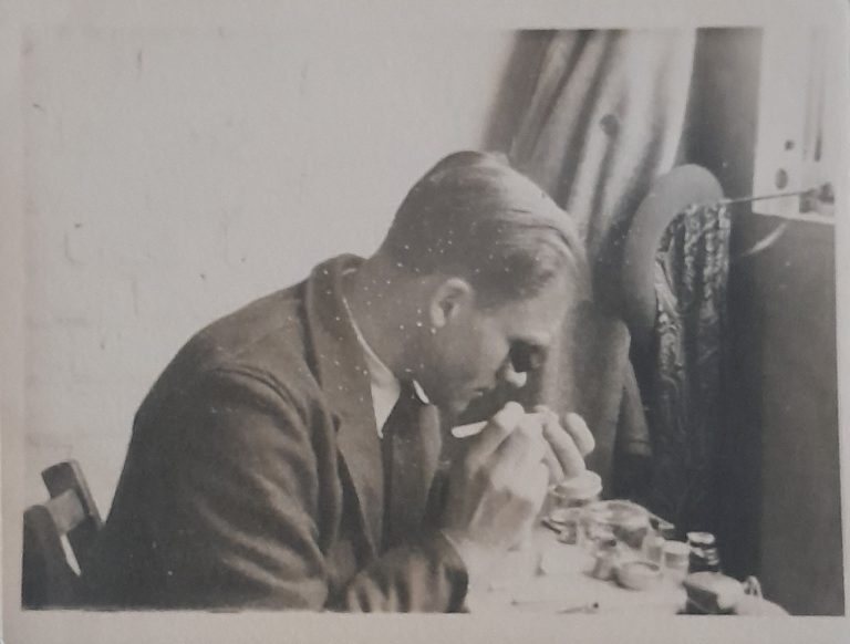 Mon grand-père, Jozef Tarnowiecki, travaillant à son établi dans les années 40. Horloger, autodidacte il est également devenu joaillier par la suite.