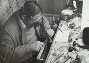 Mon grand-père, Jozef Tarnowiecki, travaillant à son établi dans les années 80. Horloger, autodidacte il est également devenu joaillier par la suite.