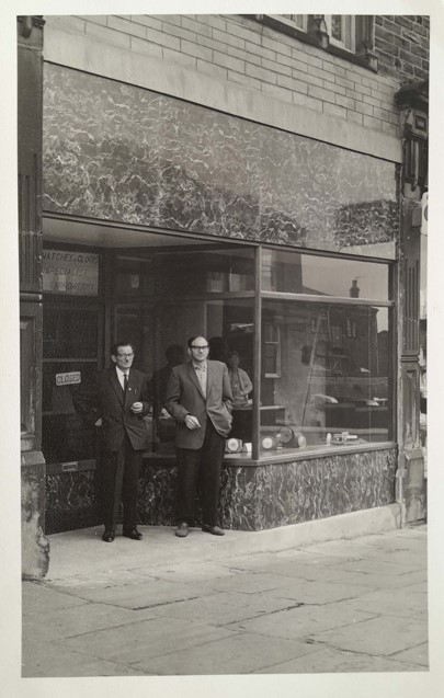Mon grand-père, Jozef Tarnowiecki, devant sa boutique dans les années 60, dans la ville de Colne au Royaume-Uni. Polonais d'origine, il s'est rendu en Angleterre après la seconde guerre mondiale.