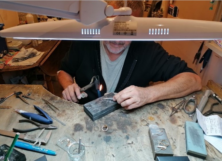 Mon père, Patrice Sanfourche, travaillant à son établi dans les années 2020