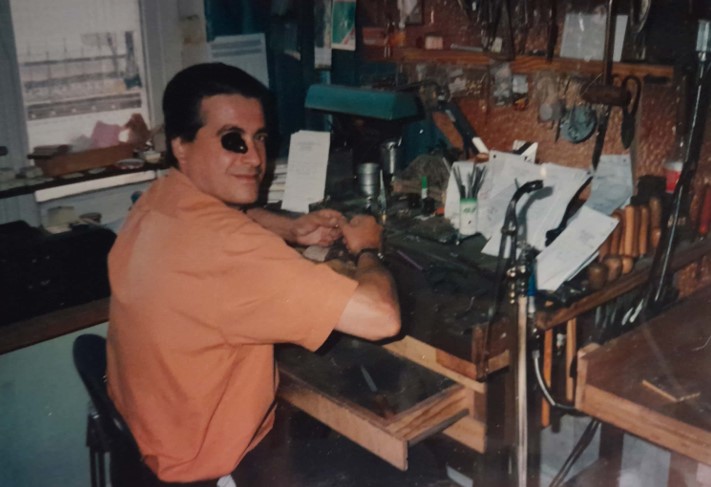 Mon père, Patrice Sanfourche, travaillant à son établi dans les années 90.