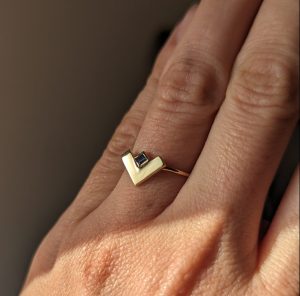 OSTARA - Bague en or 18 carats recyclé sertie d'un saphir synthétique