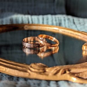 CYBELE – Alliance 2 mm striée en or 18 carats Fairmined