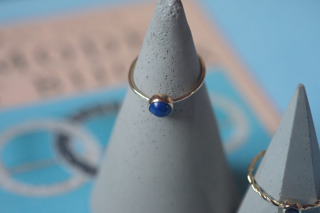 bague en or 18 carats éthique certifié Fairmined sertie d'un lapis lazuil