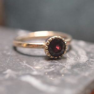 ISIS- Bague en or 18 carats Fairmined sertie d&rsquo;un grenat