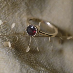 ISIS- Bague en or 18 carats Fairmined sertie d&rsquo;un grenat
