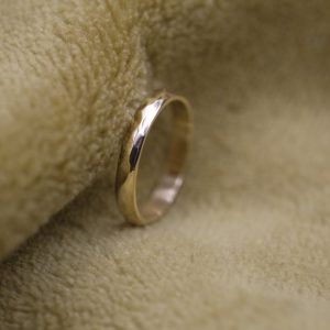 MINERVA – Alliance homme martelée 2 mm en or éthique 18 carats certifié Fairmined