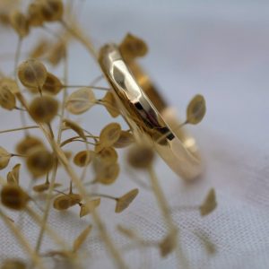 MINERVA – Alliance homme martelée 2 mm en or éthique 18 carats certifié Fairmined