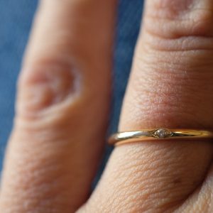 THEMIS – Alliance jonc 2mm en or éthique certifié Fairmined sertie d&rsquo;un diamant