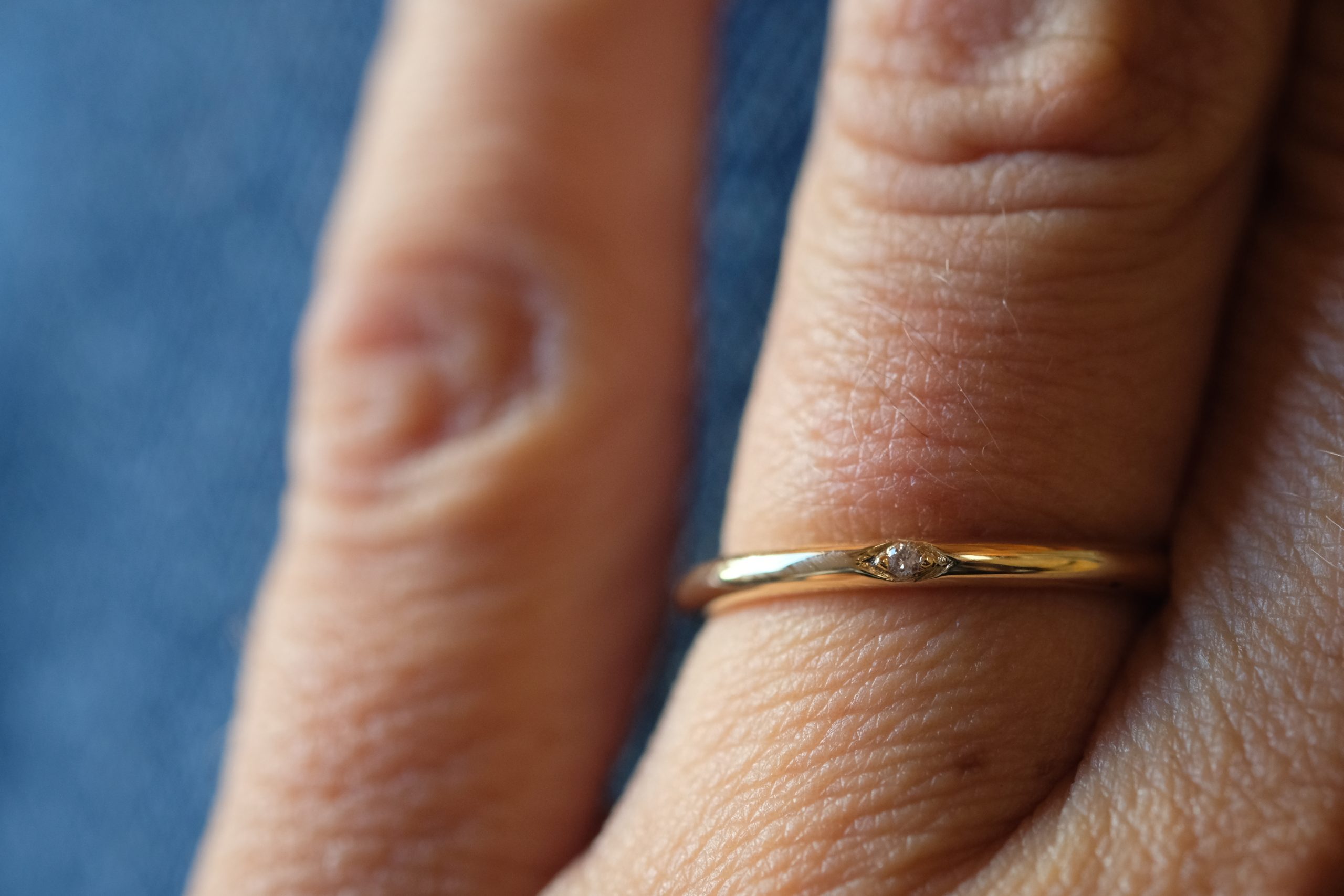 Themis - Alliance jonc 2mm en or éthique certifié Fairmined sertie d'un diamant
