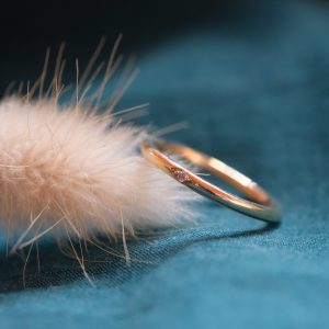 THEMIS – Alliance jonc 2mm en or éthique certifié Fairmined sertie d&rsquo;un diamant