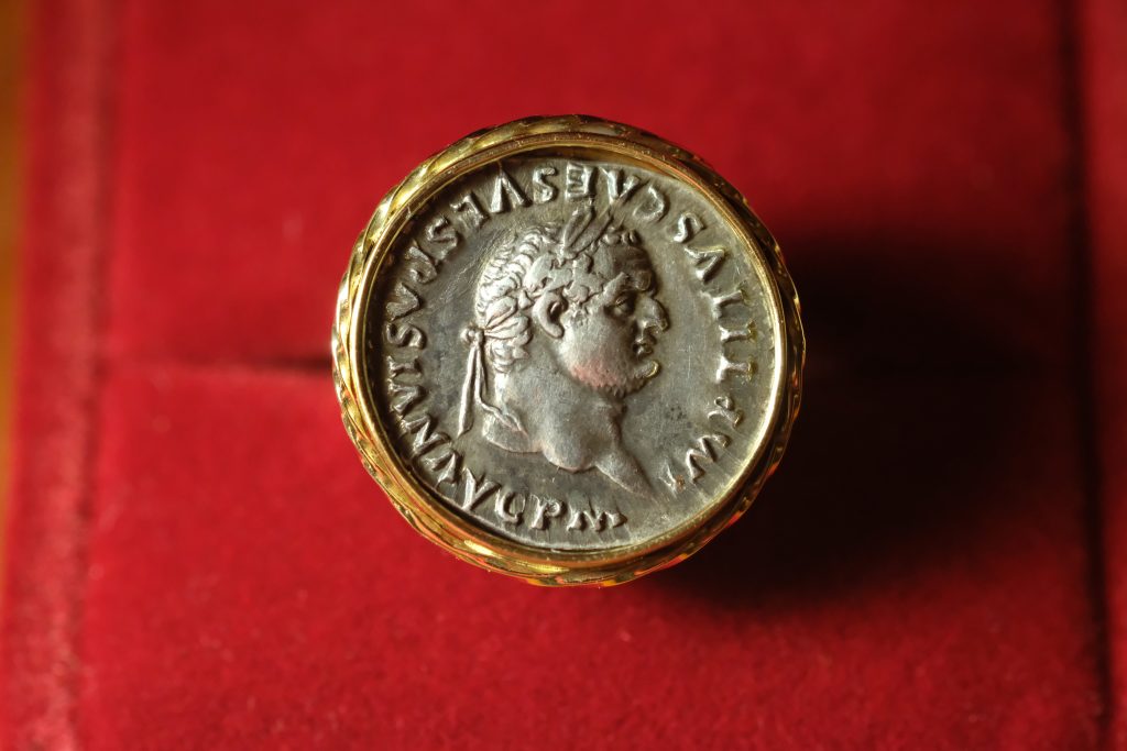 bague sur mesure en or 18 carats certifiés fairmined avec pièce de monnaie romaine antique