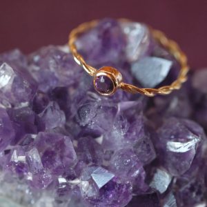 HECATE – Bague en or 18 carats Fairmined sertie d&rsquo;une améthyste 4 mm